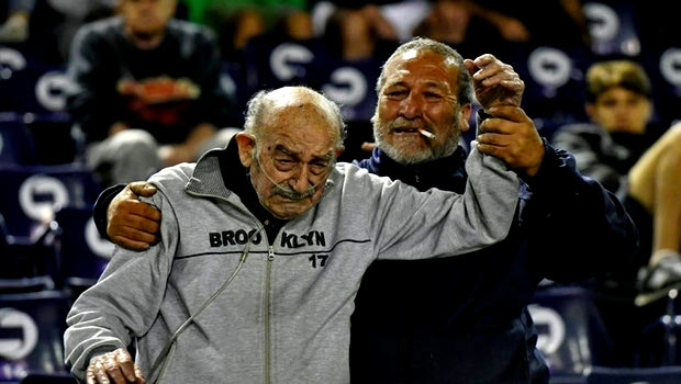 Οπαδός 95 ετών πήγε στο γήπεδο με μπουκάλα οξυγόνου!