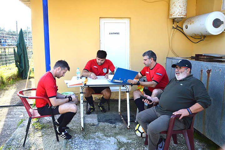 Διαιτητές συνέταξαν το φύλλο αγώνα στο ύπαιθρο λόγω δυσοσμίας στα αποδυτήρια!