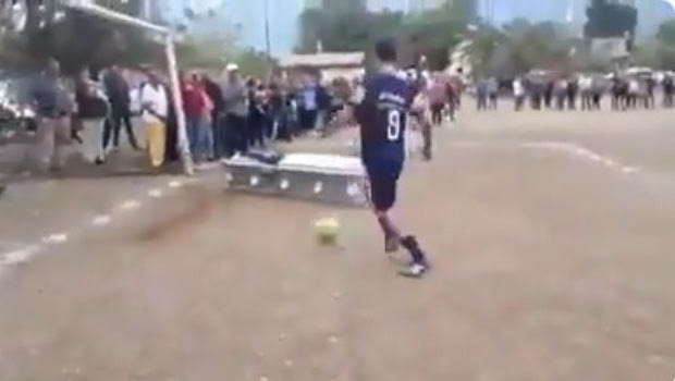 Στο Μεξικό έβαλαν νεκρό ποδοσφαιριστή να σκοράρει (VIDEO)