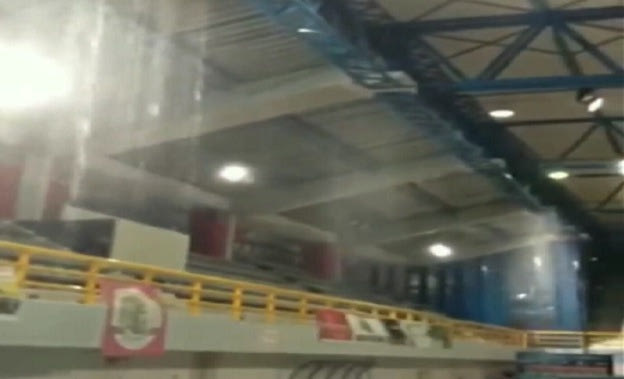 Απίστευτο σκηνικό στον Πύργο: Έπαιζαν μπάσκετ και έβρεχε… μέσα στο κλειστό!