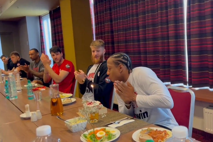 Final Four 2023, Ολυμπιακός: Η τούρτα-έκπληξη και το “Happy Birthday” στον εορτάζοντα Κάναν από τους συμπαίκτες του