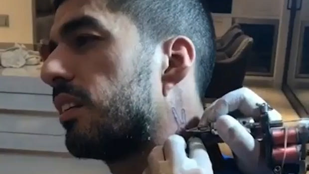 Ο Λουίς Σουάρες έκανε tattoo στο λαιμό (VIDEO)