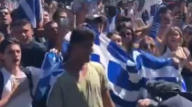 Τσιτσιπάς: Τρέλανε τους ομογενείς, που έψαλλαν τον εθνικό ύμνο για χάρη του!