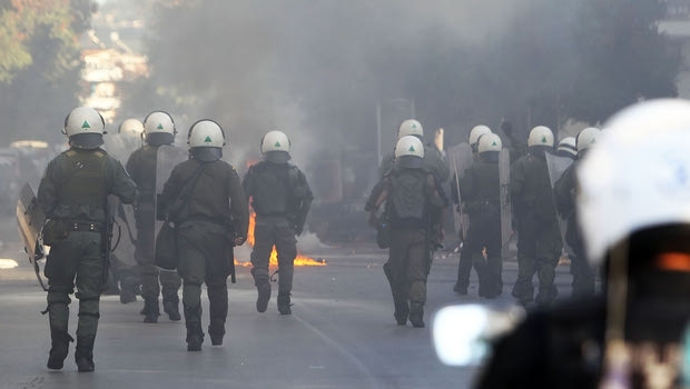 Συμπλοκές οπαδών ΠΑΟΚ και Άρη έξω από το Παλέ ντε Σπορ