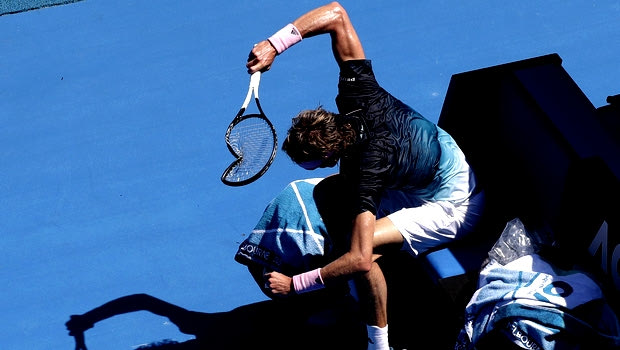 Australian Open: Ο Ζβέρερ έσπασε τη ρακέτα από τα νεύρα του (VIDEO)