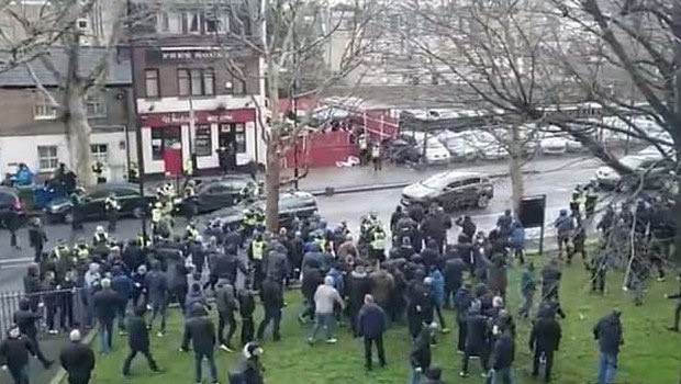 VIDEO: Άγριο ξύλο οπαδών Μίλγουολ και Έβερτον έξω από το γήπεδο