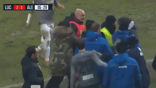 Video: Ο προπονητής της Αλεσάντρια “κατεδαφίζει” με κουτουλιά συνάδελφό του!