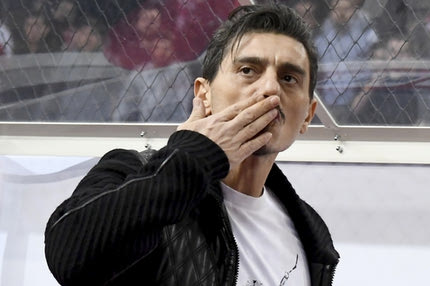 Ο Δημήτρης Γιαννακόπουλος στέλνει φιλάκια στην “ερυθρόλευκη” κερκίδα