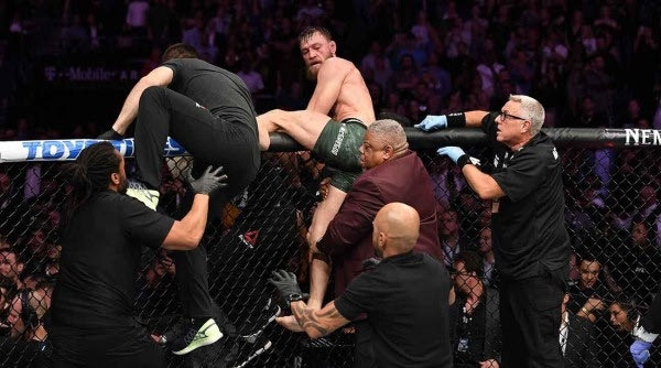 Οργιάζει ο McGregor στο Twitter και ρίχνει αιχμές για το μπάχαλο με Khabib