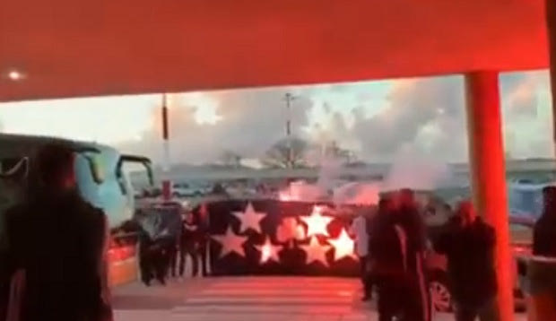 Παναθηναϊκός: Με καπνογόνα και συνθήματα τον περίμεναν 100 οπαδοί στη Λήμνο