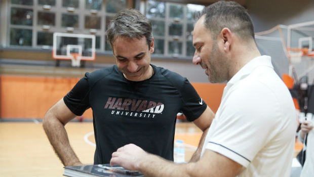 O Μητσοτάκης έπαιξε μπάσκετ στις εγκαταστάσεις του Προμηθέα στην Πάτρα
