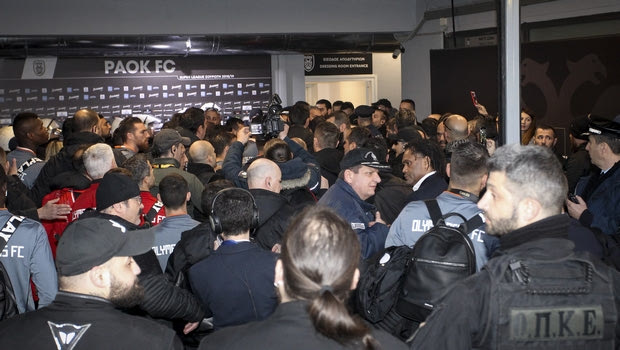 ΠΑΟΚ – Ολυμπιακός: Ένταση και με την αποστολή του Ολυμπιακού έξω από τ’ αποδυτήρια (VIDEO)