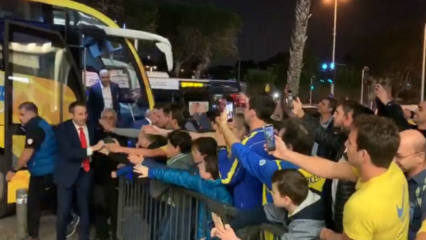 Φίλαθλοι της Μακάμπι αποθέωσαν τον Μπλατ στην άφιξη του Ολυμπιακού