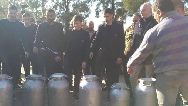 Οπαδοί της Κάλιαρι έχυσαν κουβάδες με γάλα στο προπονητικό κέντρο!