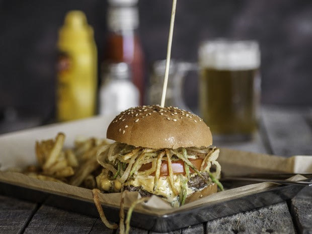 Tσικνίζουμε με το limited edition Τsiknoburger των PAX!