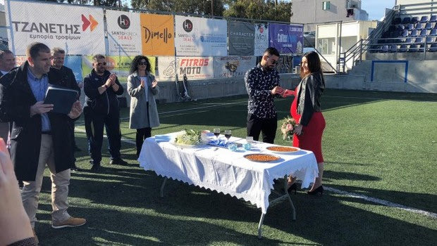 Παίκτης του Πανθηραϊκού παντρεύτηκε την αγαπημένη του μέσα στο γήπεδο