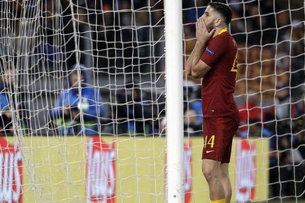 Τραυματίστηκε και βγήκε με φορείο ο Μανωλάς