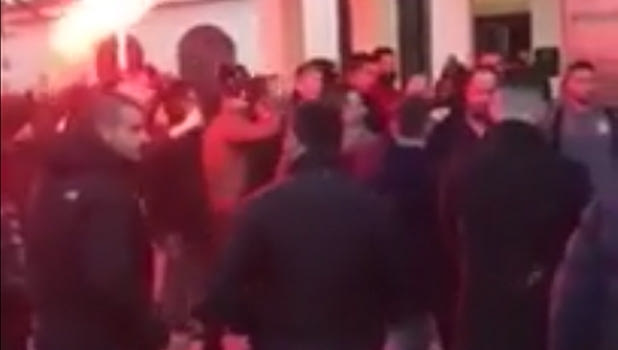 ΠΑΟΚ – Ολυμπιακός: Αποθέωση των ερυθρόλευκων στο ξενοδοχείο