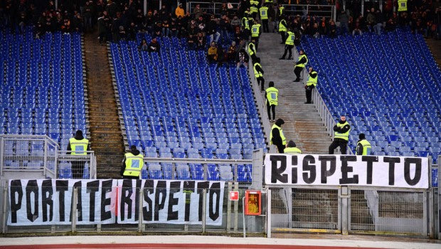 Η αστυνομία απέτρεψε επίθεση με αυγά από τους οπαδούς προς τους παίκτες της Ρόμα