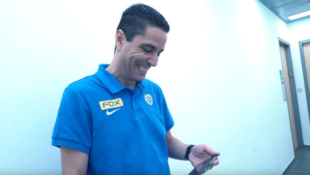 Μακάμπι: Οι φίλαθλοι έκαναν τον Σφαιρόπουλο να ξεκαρδιστεί