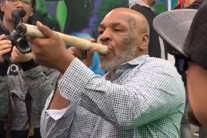 O Mike Tyson καπνίζει μαριχουάνα μέσα από ένα… φουγάρο!