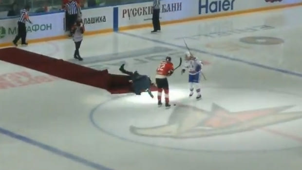 “Viral” τούμπα του Ζοζέ Μουρίνιο σε ρωσικό αγώνα ice hockey (VIDEOS)