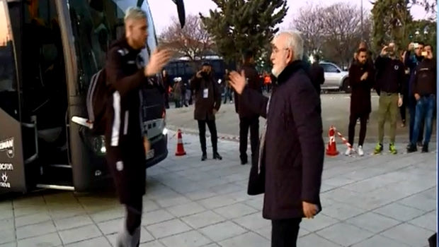 ΠΑΟΚ – Ολυμπιακός: Υποδοχή και αγκαλιές από Ιβάν Σαββίδη
