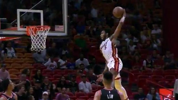 Ο Ντέρικ Τζόουνς μας πρόσφερε το Alley oop κάρφωμα της χρονιάς!