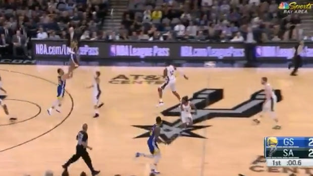Ο Στεφ Κάρι έβαλε buzzer-beater από τη μία μπασκέτα στην άλλη!