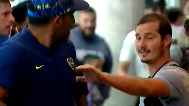 Παίκτης της Μπόκα επιτέθηκε σε οπαδό που του θύμισε την ήττα από τη Ρίβερ (VIDEO)