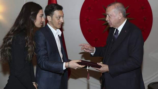 O Eζίλ κάλεσε τον Ερντογάν στο γάμο του και… τσάντισε την Μέρκελ!