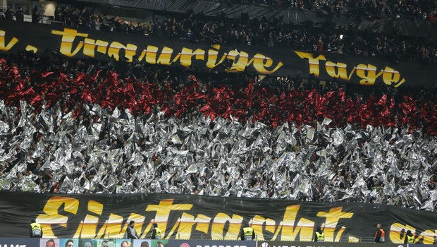 Το επιβλητικό κορεό των οπαδών της Άιντραχτ κόντρα στην Ίντερ