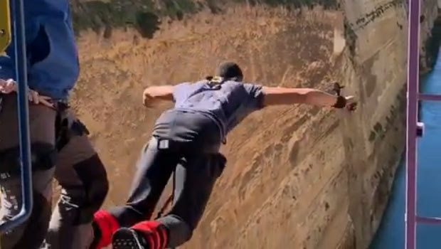 Το bungee jumping από τον Ισθμό και η κραυγή του Καραλή