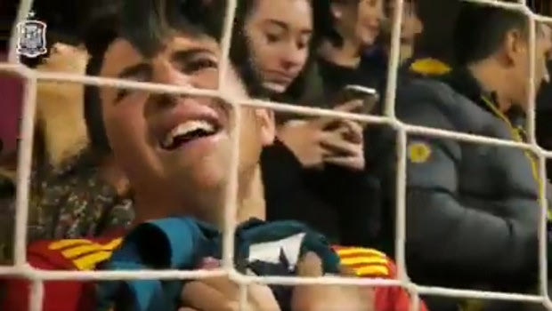 Πήρε τη φανέλα του Ράμος και ξέσπασε σε λυγμούς!