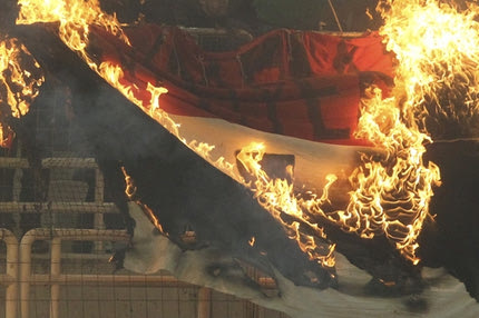 Παναθηναϊκός – Ολυμπιακός: Η διακοπή και τα επεισόδια έξω από το ΟΑΚΑ