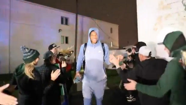 Μεταμεσονύχτια αποθέωση για Γιάννη Αντετοκούνμπο και Μπακς!