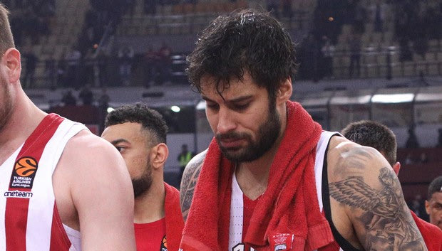 Τα βουρκωμένα μάτια του Γιώργου Πρίντεζη