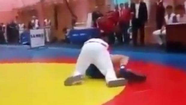 Διαιτητής σε αγώνα Sambo επεμβαίνει με απόλυτο suplex