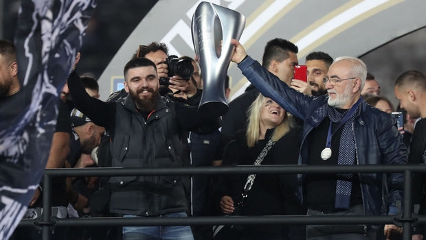 Ο Γιώργος Σαββίδης χάρισε το μετάλλιο του πρωταθλητή και συγκίνησε