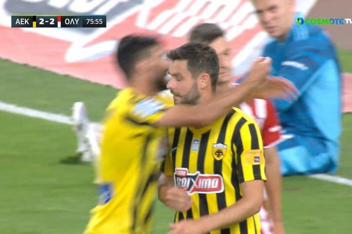 ΑΕΚ – Ολυμπιακός: Ο Κρίστινσον απέκρουσε άσχημα το φάουλ του Τάνκοβιτς, αλλά ο Σακχοφ που σκόραρε ήταν οφσάιντ