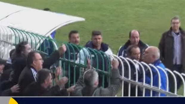 Ο Βαζάκας κλώτσησε τα κάγκελα και βρίστηκε με τη μαινόμενη κερκίδα του Παναρκαδικού