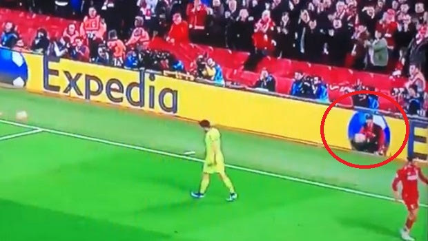 Το ball boy που έδωσε την ασίστ… πριν την ασίστ στο τέταρτο γκολ της Λίβερπουλ!