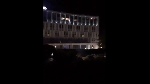 Οι οπαδοί της Λίβερπουλ έριξαν πυροτεχνήματα στο ξενοδοχείο της Μπαρτσελόνα