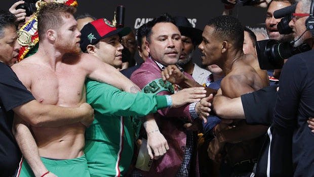 Canelo – Jacobs: Άγριο staredown και παραλίγο ξύλο πριν το ματς