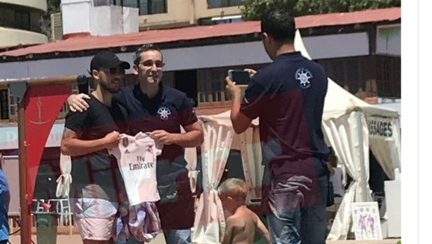 Ο Αζάρ ποζάρει με φανέλα της Ρεάλ Μαδρίτης