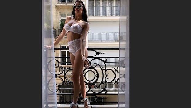 H hot μούσα του Καμπιονάτο που βάζει τα γυαλιά στην Γουάντα Νάρα