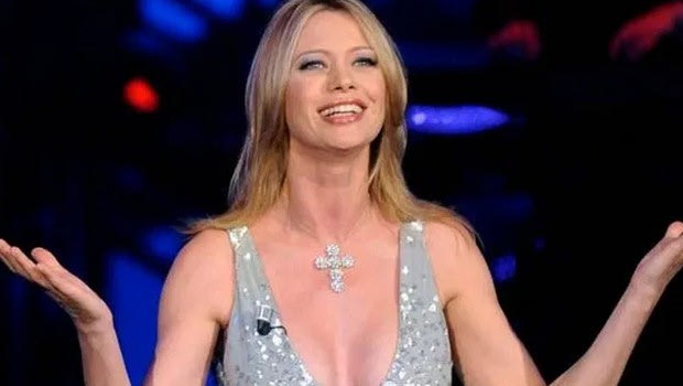 Άννα Φάλκι: Στηρίζει την Λάτσιο με γυμνή φωτογραφία και κασκόλ