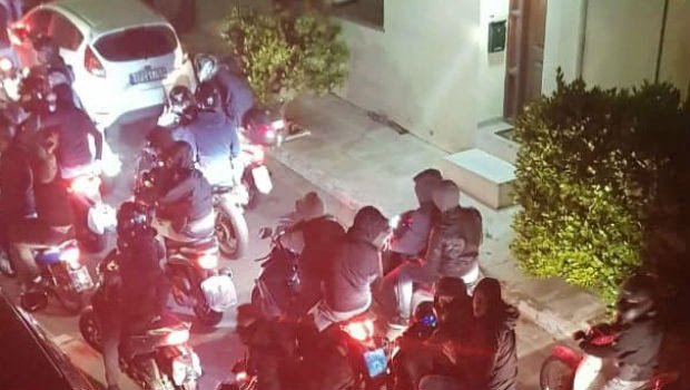 Οπαδοί έξω από το σπίτι του Αναστόπουλου