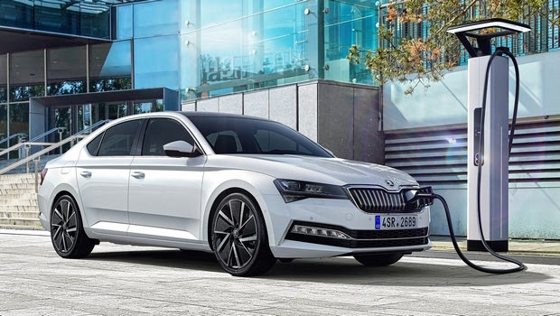 Η πρώτη plug-in υβριδική λιμουζίνα της SKODA