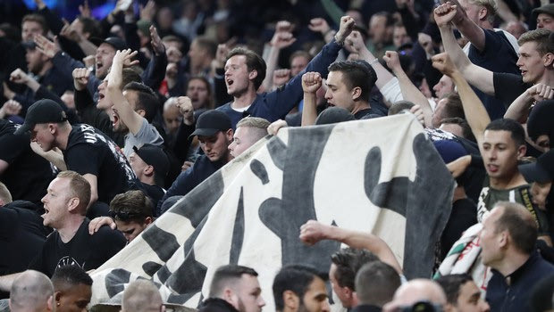 H Τότεναμ τιμώρησε τρεις οπαδούς της για παράνομη πώληση εισιτηρίων